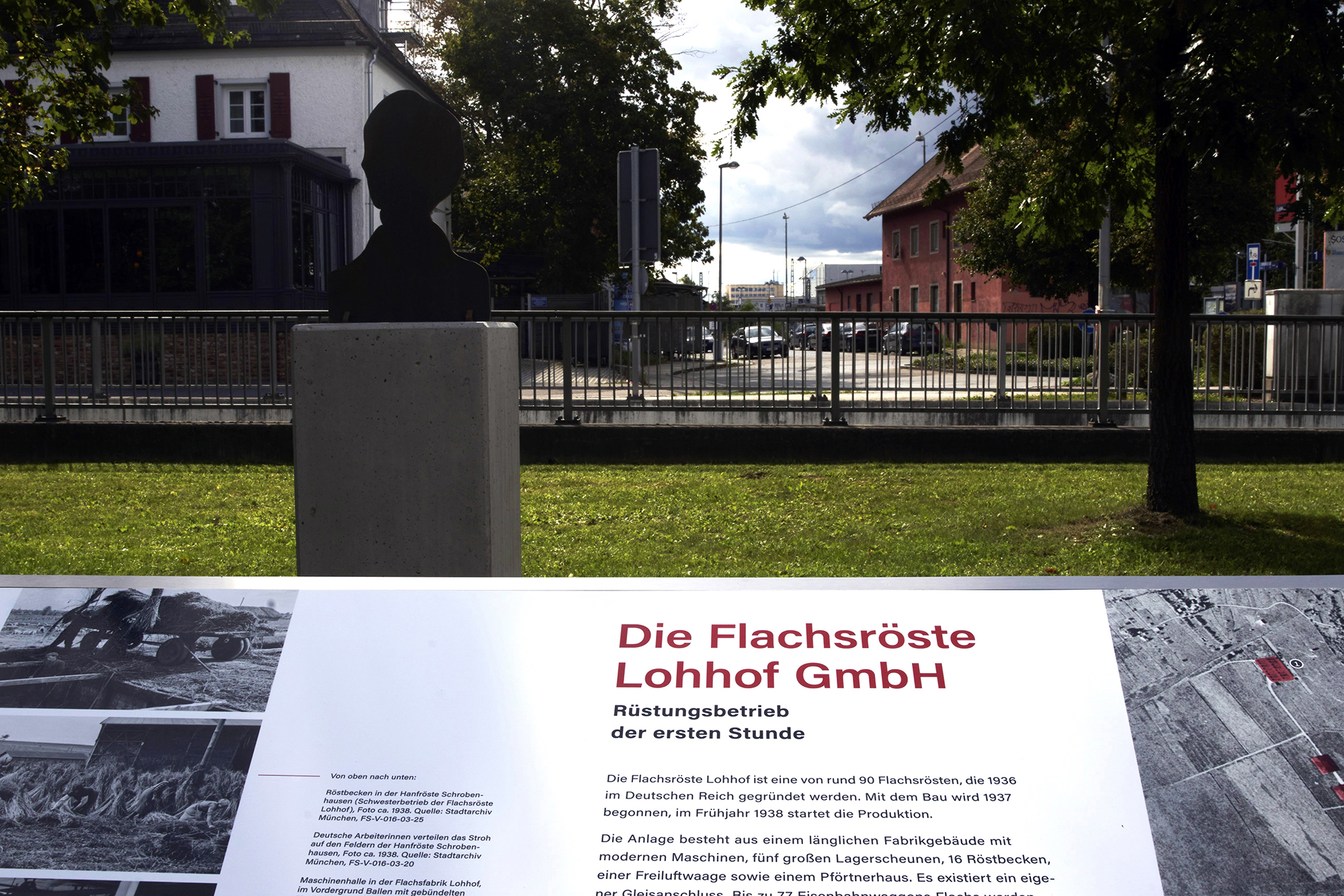 Erinnerungsort Flachsröste | Lohhof Infotafel und Portrait-Stele | © Florian Froese-Peeck