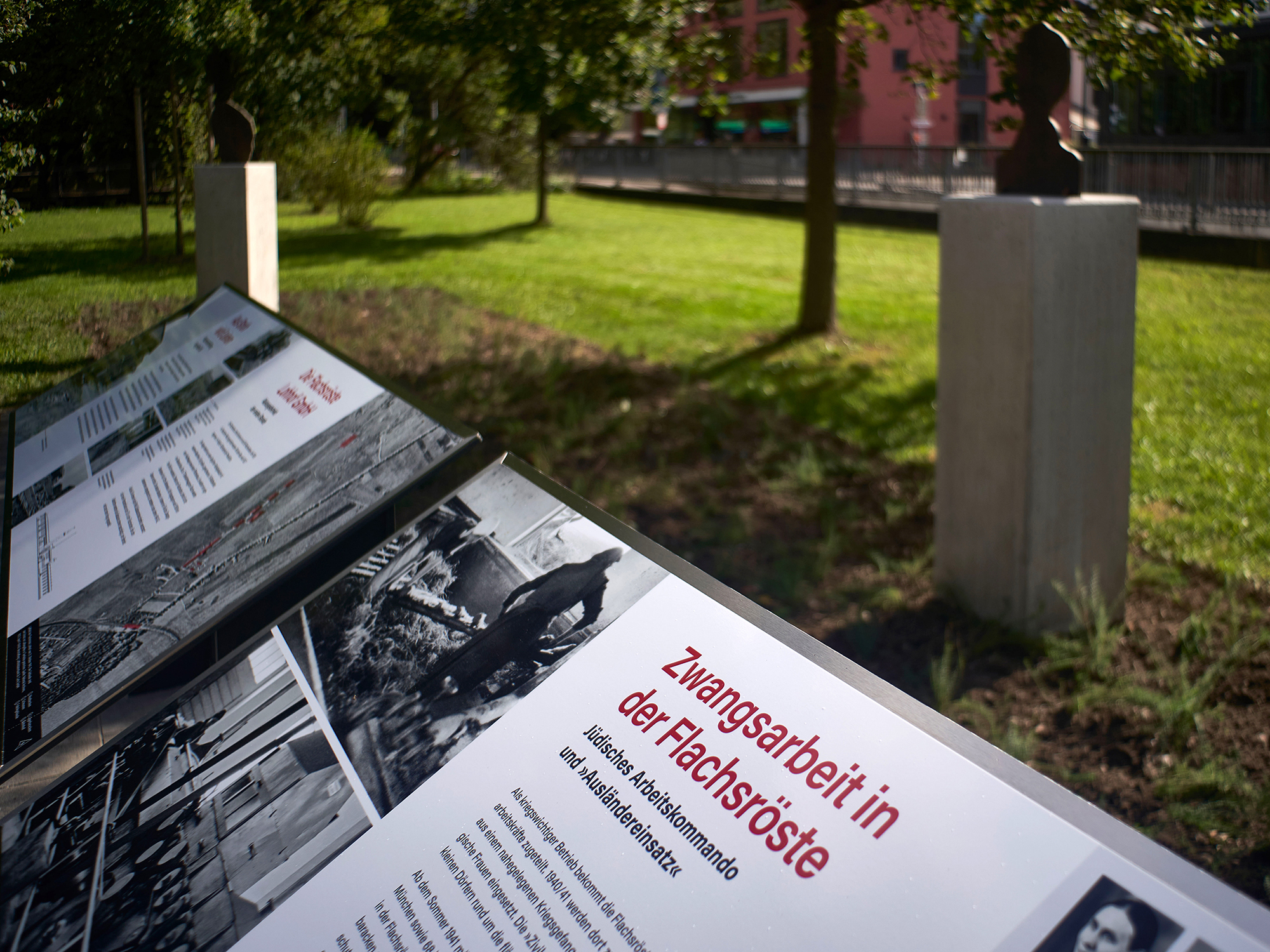 Erinnerungsort Flachsröste | Lohhof Infotafel und Portrait-Stele | © Florian Froese-Peeck